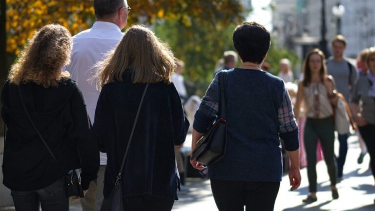 oameni mergând pe stradă