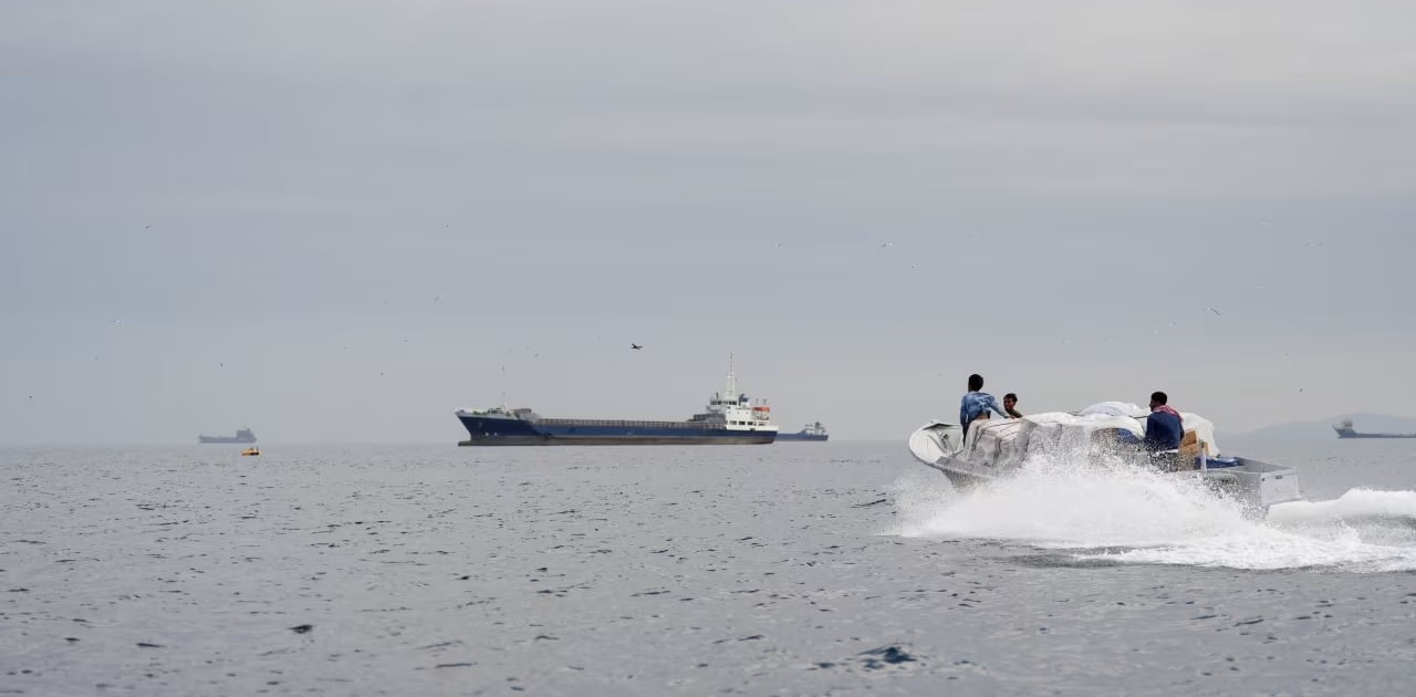 petrolier și o barcă în strâmtoarea Ormuz