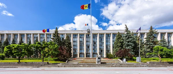 În Parlamentul Republicii Moldova, limba română va deveni singura limbă de lucru: deputații au susținut noul cod/depositphotos