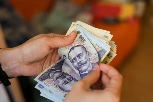 Până la 1000 de lei ajutor: pensionarii din România vor primi primele plăți chiar din luna mai / depositphotos