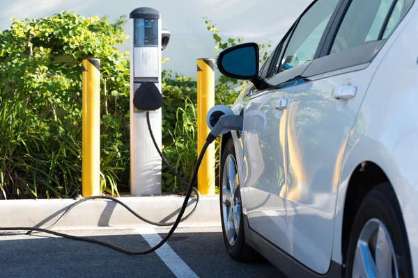 În aprilie, în România, înmatriculările de mașini electrice au crescut puternic: plus 26%/depositphotos