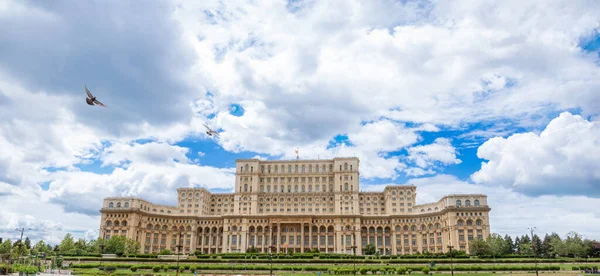 Palatul Parlamentului din București va fi iluminat în albastru cu ocazia Săptămânii Naționale a Siguranței Rutiere/depositphotos