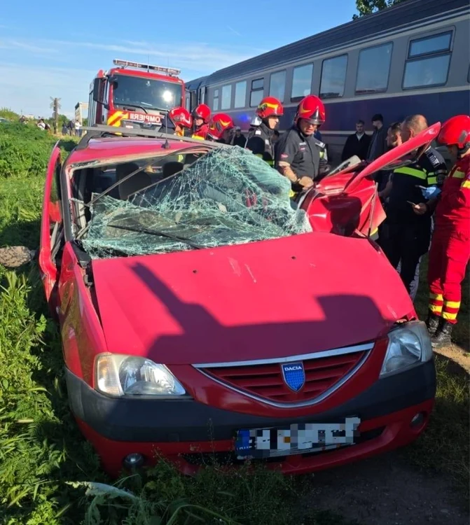 Tragedie la o trecere la nivel din Geești: o mașină a fost lovită de tren, o femeie a murit/ ISU Dâmbăviţa