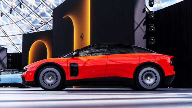 Premieră epocală la Maranello: Ferrari a prezentat oficial primul său vehicul electric — liftback-ul Luce / depositphotos