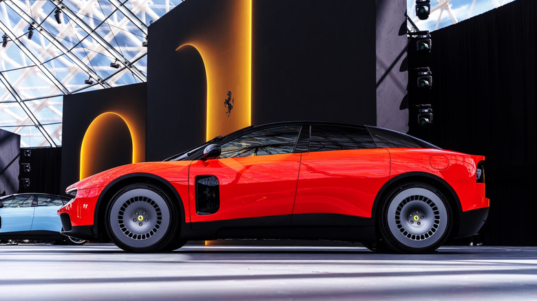 Premieră epocală la Maranello: Ferrari a prezentat oficial primul său vehicul electric — liftback-ul Luce / depositphotos