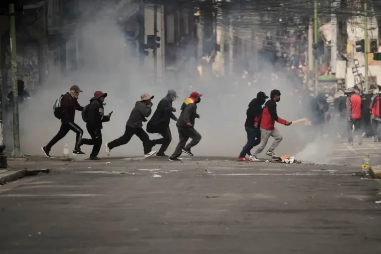 În Bolivia se estompează valul de proteste: blocadele rutiere se retrag după 46 de zile de criză/Associated Press