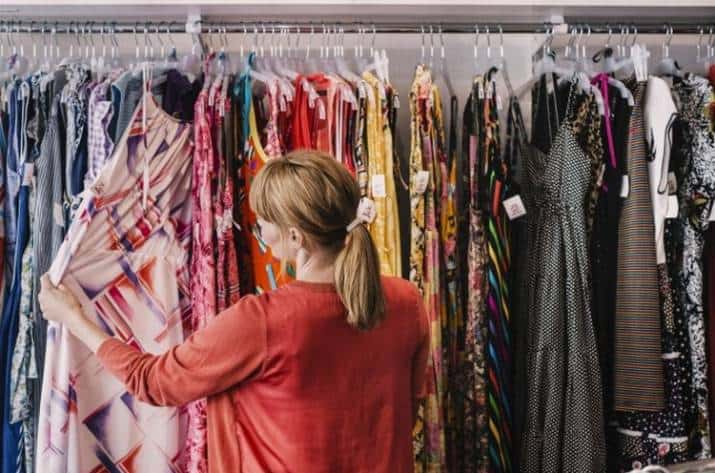 Criza economică îi împinge pe români către second-hand: Șase din zece cetățeni aleg haine purtate anterior / depositphotos