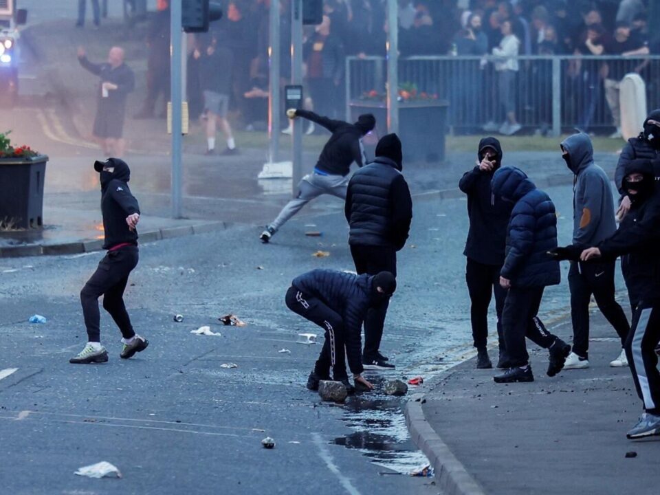 Violențe xenofobe în Irlanda de Nord: Trei familii de români au rămas fără adăpost în Belfast, după ce radicalii le-au vandalizat casele / depositphotos