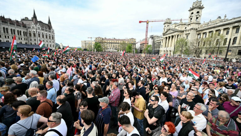 Revoltă la Budapesta: mii de protestatari cer demisia noului premier Péter Magyar din cauza Pactului UE privind migrația / depositphotos