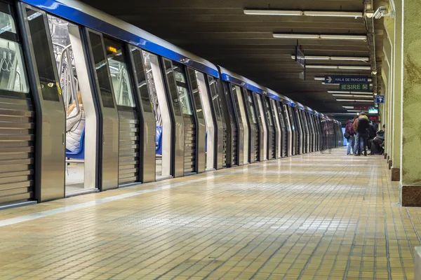 Incident în metroul din București: un tren a rămas blocat în tunel după căderea unui obiect pe șine/depositphotos