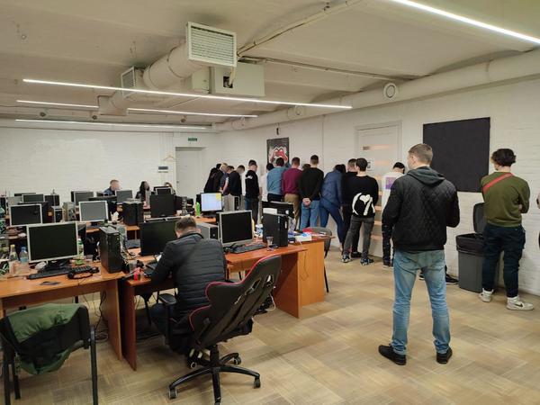Scandal financiar internațional: autoritățile din România, Ucraina și Republica Moldova au destructurat o rețea cripto care fura milioane cu ajutorul deepfake-urilor cu celebrități / depositphotos