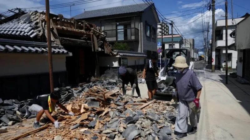 După cutremurul devastator, Japonia a fost zguduită de peste 100 de replici: bilanțul morților a crescut la 13 / Reuters