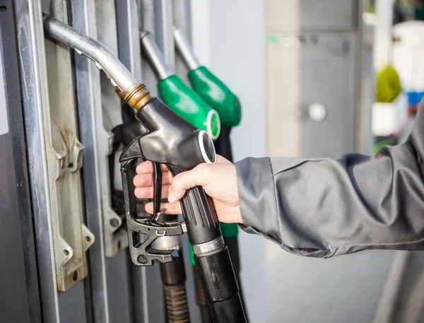 Ilie Bolojan estimează că prețurile la carburanți din România vor începe să scadă în următoarele zile/depositphotos