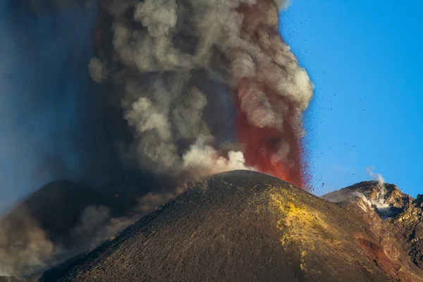 MAE îi avertizează pe turiști asupra restricțiilor de la Aeroportul Catania din cauza erupției vulcanului Etna/depositphotos