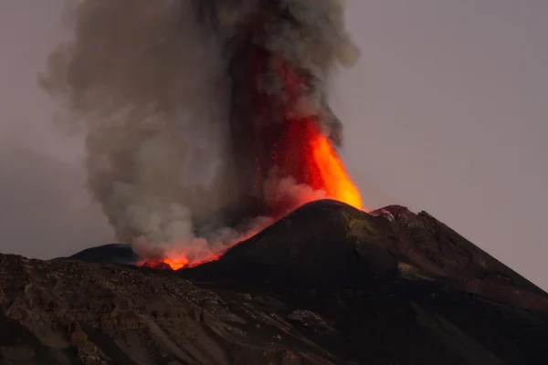 Erupția vulcanului Etna perturbă traficul aerian în Sicilia: zborurile spre Catania au fost suspendate temporar/depositphotos