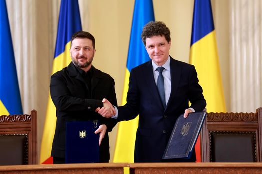 Nicușor Dan a dezvăluit ce a discutat cu Volodîmîr Zelenski despre școlile cu predare în limba română din Ucraina / depositphotos