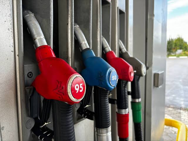Războiul împinge Rusia înapoi în trecut: Kremlinul sacrifică standardele carburanților pentru supraviețuirea sistemului / depositphotos