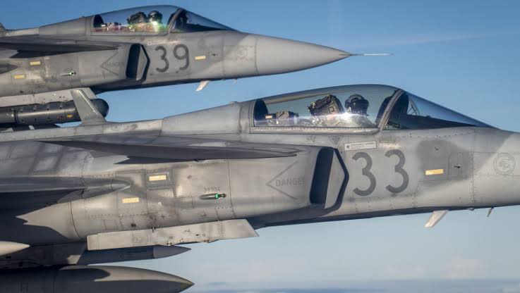 Avioanele de vânătoare JAS-39 Gripen ale NATO au fost ridicate de la sol la granița cu România pentru interceptarea unui avion de pasageri chinez / depositphotos