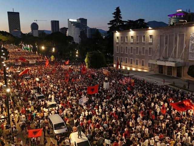 „Albania nu este de vânzare!”: proteste de amploare la Tirana împotriva unui mare proiect imobiliar la care ar participa fiica lui Donald Trump / depositphotos