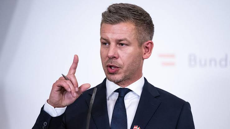 „Operațiunea Foc Purificator” provoacă controverse în Ungaria. Péter Magyar dorește să demonteze rapid regimul lui Viktor Orbán / depositphpotos