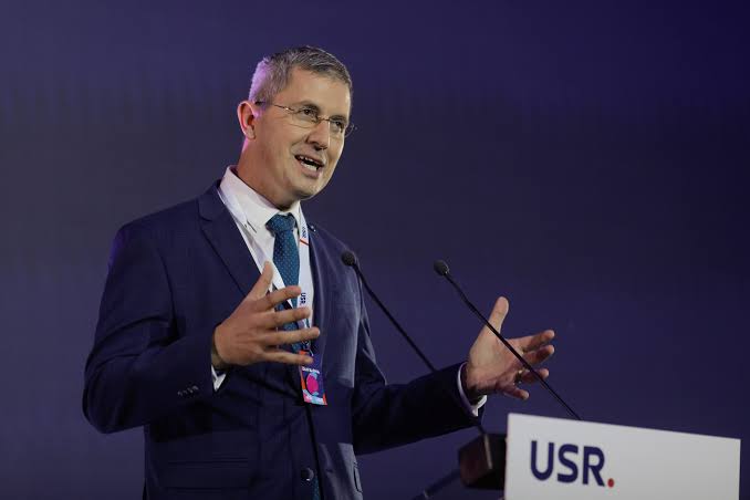 Dosarul privind vaccinurile anti-COVID: eurodeputatul Dan Barna a fost audiat la Direcția Națională Anticorupție din România / depositphotos