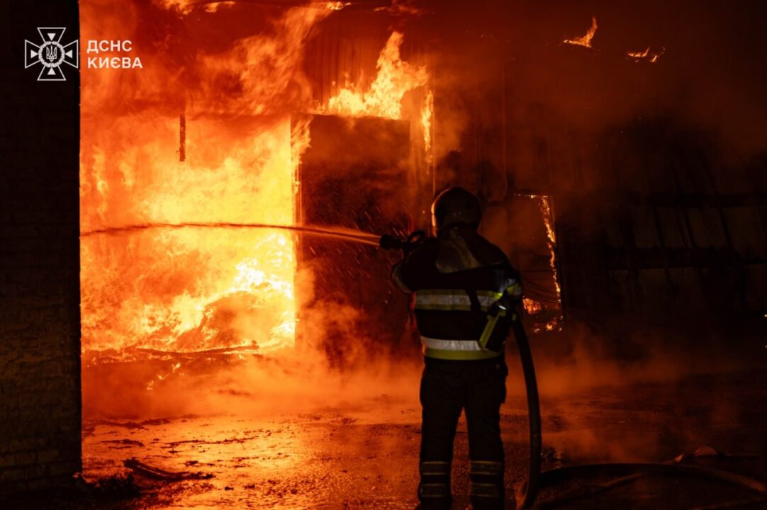 Pompierii au lichidat consecințele atacului nocturn asupra Kievului: incendii în trei sectoare ale capitalei / DSNS