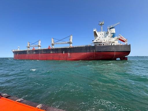 Nava Progress IV a luat foc și s-a scufundat în Marea Neagră. Nicușor Dan: „Nava a fost lovită”. 12 marinari au fost salvați / depositphotos