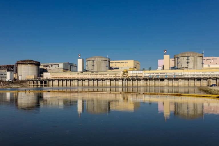Operațiune specială pe Dunăre: scufundarea barjelor a asigurat cel puțin 9 zile de funcționare pentru al doilea reactor al centralei nucleare de la Cernavodă / depositphotos