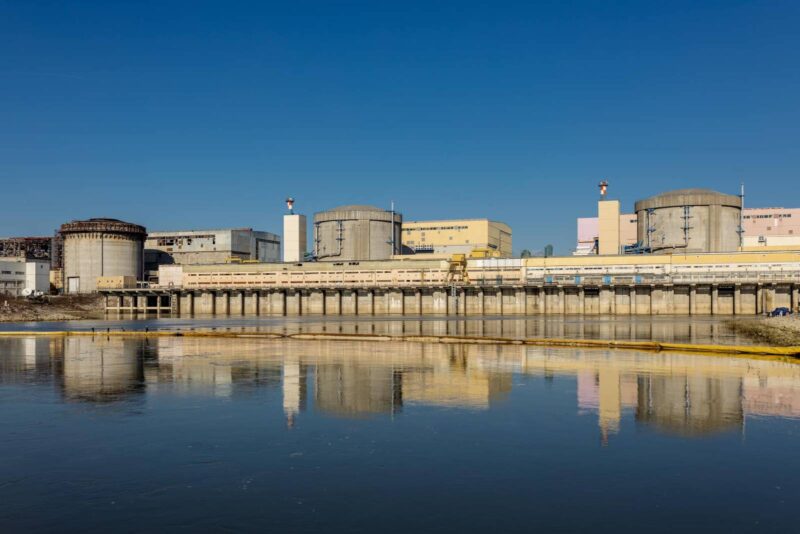 Operațiune specială pe Dunăre: scufundarea barjelor a asigurat cel puțin 9 zile de funcționare pentru al doilea reactor al centralei nucleare de la Cernavodă / depositphotos