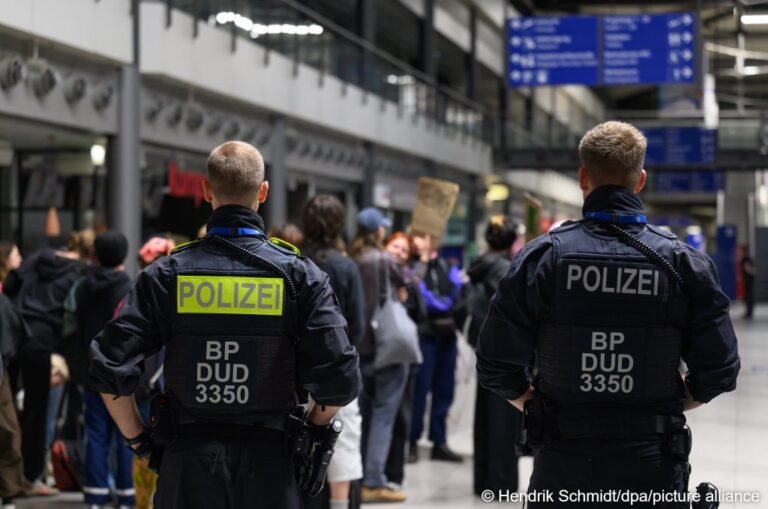 Germania reia deportările în Afganistan: disidenții afgani se tem de persecuții din partea regimului Taliban / depositphotos