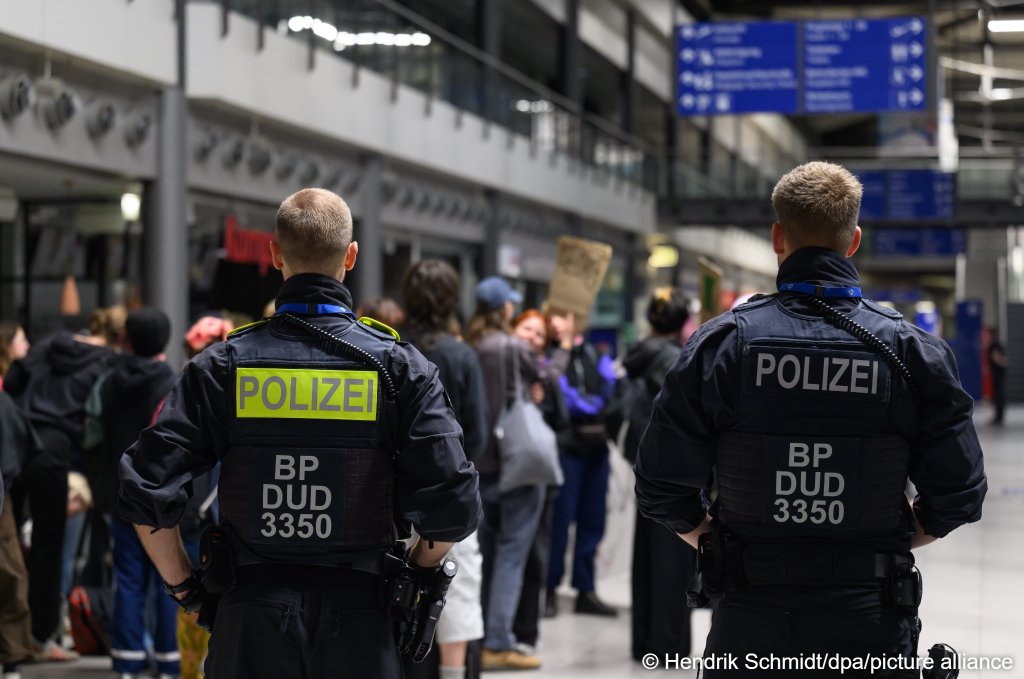 Germania reia deportările în Afganistan: disidenții afgani se tem de persecuții din partea regimului Taliban / depositphotos