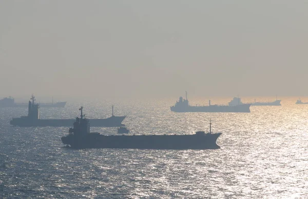 Trei petroliere ADNOC au fost atacate în Strâmtoarea Hormuz: Emiratele Arabe Unite acuză Iranul de „piraterie” / depositphotos