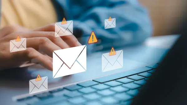 Poliția Română avertizează asupra unui nou val de fraude online: escrocii se dau drept instituții ale statului / depositphotos