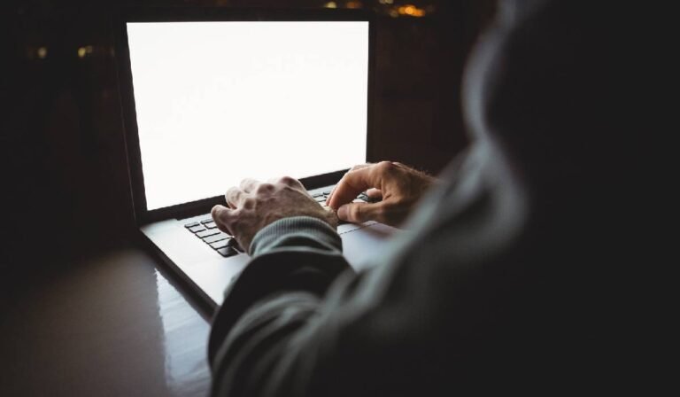 Atac cibernetic de amploare în Letonia: au fost furate datele a 1,2 milioane de persoane și 200.000 de companii. Același hacker a atacat și Cadastrul din România / depositphotos