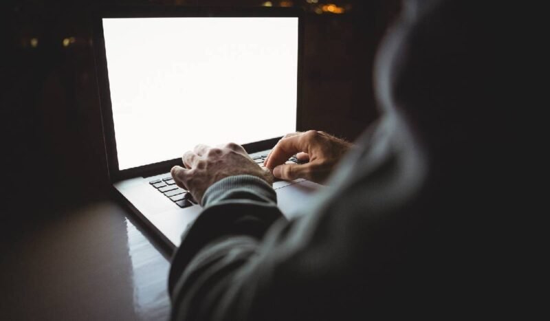 Atac cibernetic de amploare în Letonia: au fost furate datele a 1,2 milioane de persoane și 200.000 de companii. Același hacker a atacat și Cadastrul din România / depositphotos
