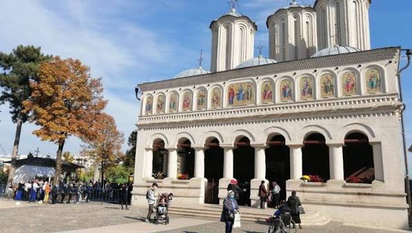 Patriarhia Română a îndemnat eparhiile să ofere ajutor persoanelor afectate de caniculă / depositphotos