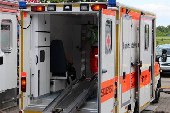 Atac cu topoare asupra unei ambulanțe în județul Cluj: cum un fals despre „răpirea copiilor” a provocat violențe împotriva medicilor / depositphotos
