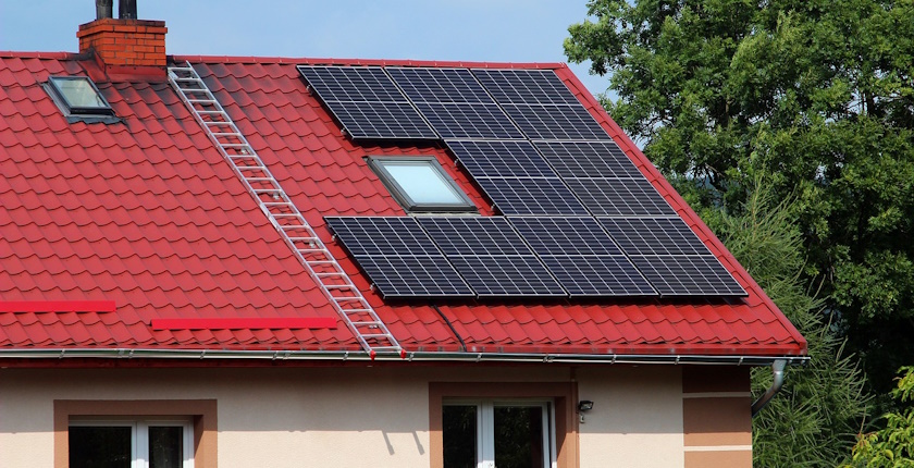 Bolojan vrea să schimbe legislația pentru prosumatori: „În viitor, cei care livrează energie în sistem trebuie să aibă și sisteme de stocare” / depositphotos
