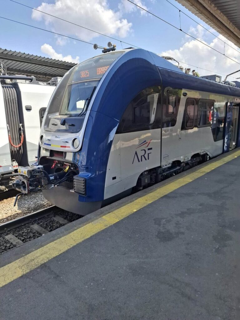 În România a fost pus în circulație primul tren electric PESA pentru pasageri: noul tren a intrat pe ruta București Nord – Brașov / CFR