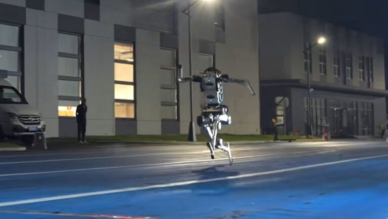 Cel mai mare producător de roboți umanoizi din lume prezintă noul model „Superman” / depositphotos