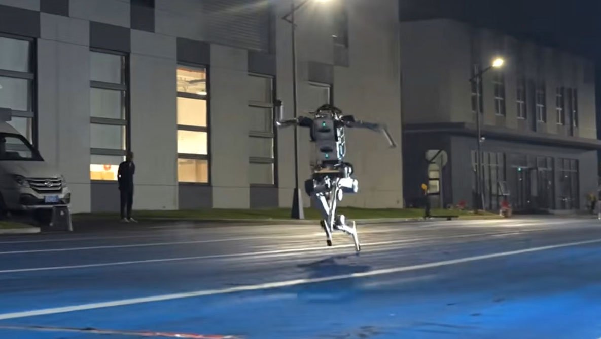 Cel mai mare producător de roboți umanoizi din lume prezintă noul model „Superman” / depositphotos