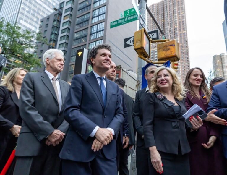 Nicușor Dan a inaugurat o placă memorială dedicată Reginei Maria și s-a întâlnit cu comunitatea românească din New York / Facebook Nicușor Dan