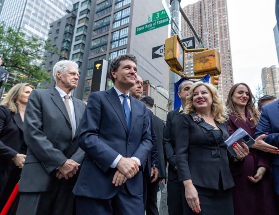 Nicușor Dan a inaugurat o placă memorială dedicată Reginei Maria și s-a întâlnit cu comunitatea românească din New York / Facebook Nicușor Dan