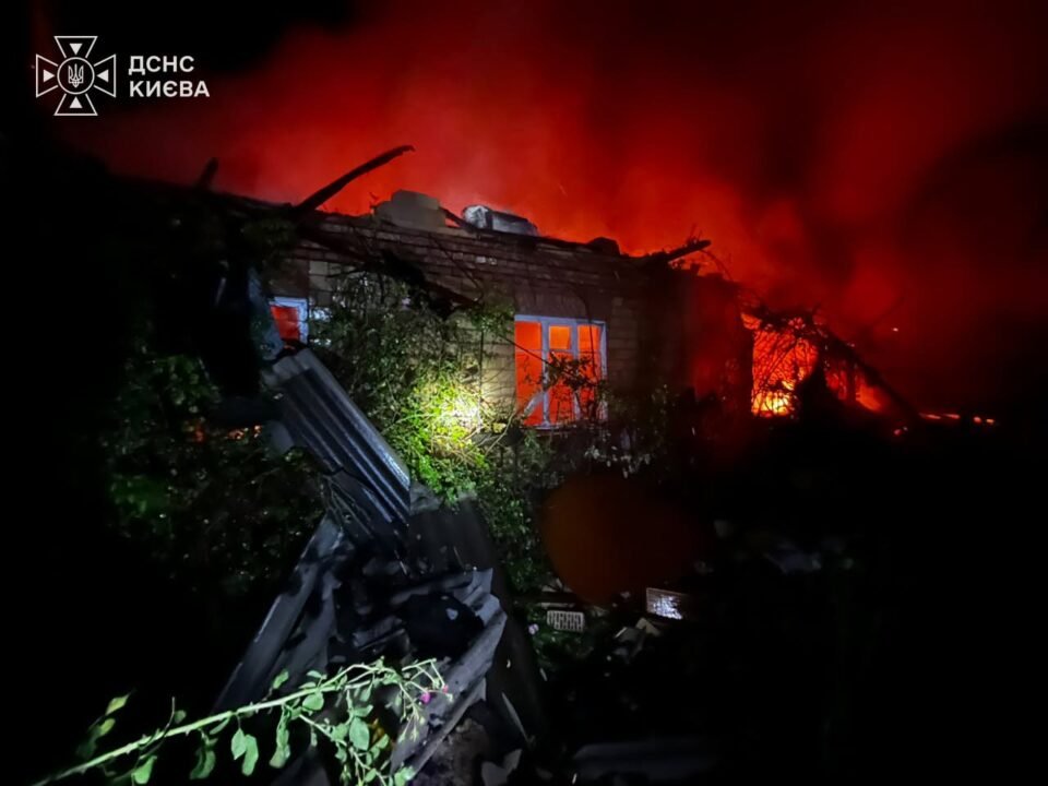 Rusia a atacat masiv Kievul și regiunea Kiev: un copil a murit, sunt răniți și distrugeri de amploare / DSNS