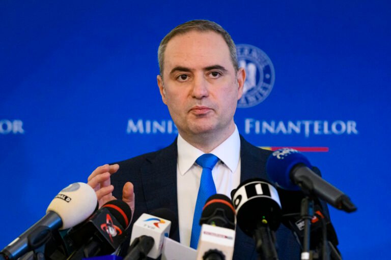 Alexandru Nazare după întâlnirea-cheie cu reprezentanții S&P: „Corectăm nu doar deficitul, ci și structura bugetului”. Investitorii sunt îngrijorați de incertitudinea politică, presiunile externe și costul finanțării / depositphotos