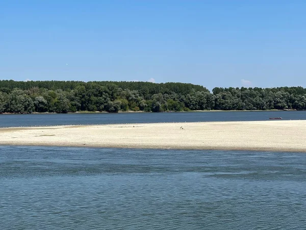 O navă de marfă a eșuat în apropiere de Ruse din cauza nivelului scăzut al Dunării / depositphotos