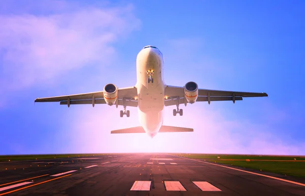 Traficul de pasageri pe aeroporturile din România a crescut cu 7,8%: peste 7,7 milioane de persoane au călătorit cu avionul / depositphotos
