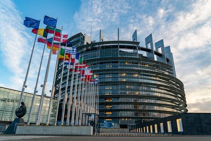 Parlamentul European a aprobat reforma Codului vamal al UE: se introduce o taxă de procesare pentru fiecare colet din afara Uniunii / depositphotos