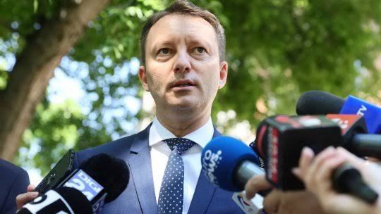 Scăderea inflației și creșterea nivelului de trai: Siegfried Mureșan a prezentat programul noului Guvern al României / depositphotos