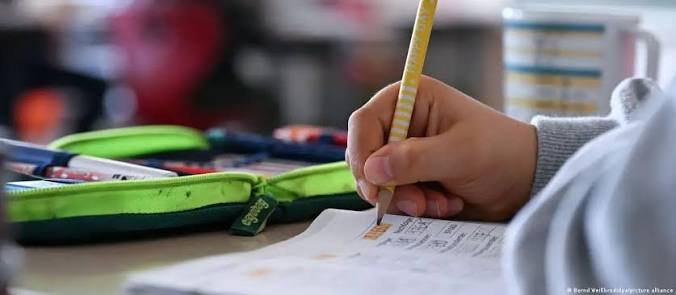 Criză în sistemul de învățământ din România: Aproape jumătate dintre elevi nu știu matematică și limba română, susține ministrul interimar al Educației / depositphotos